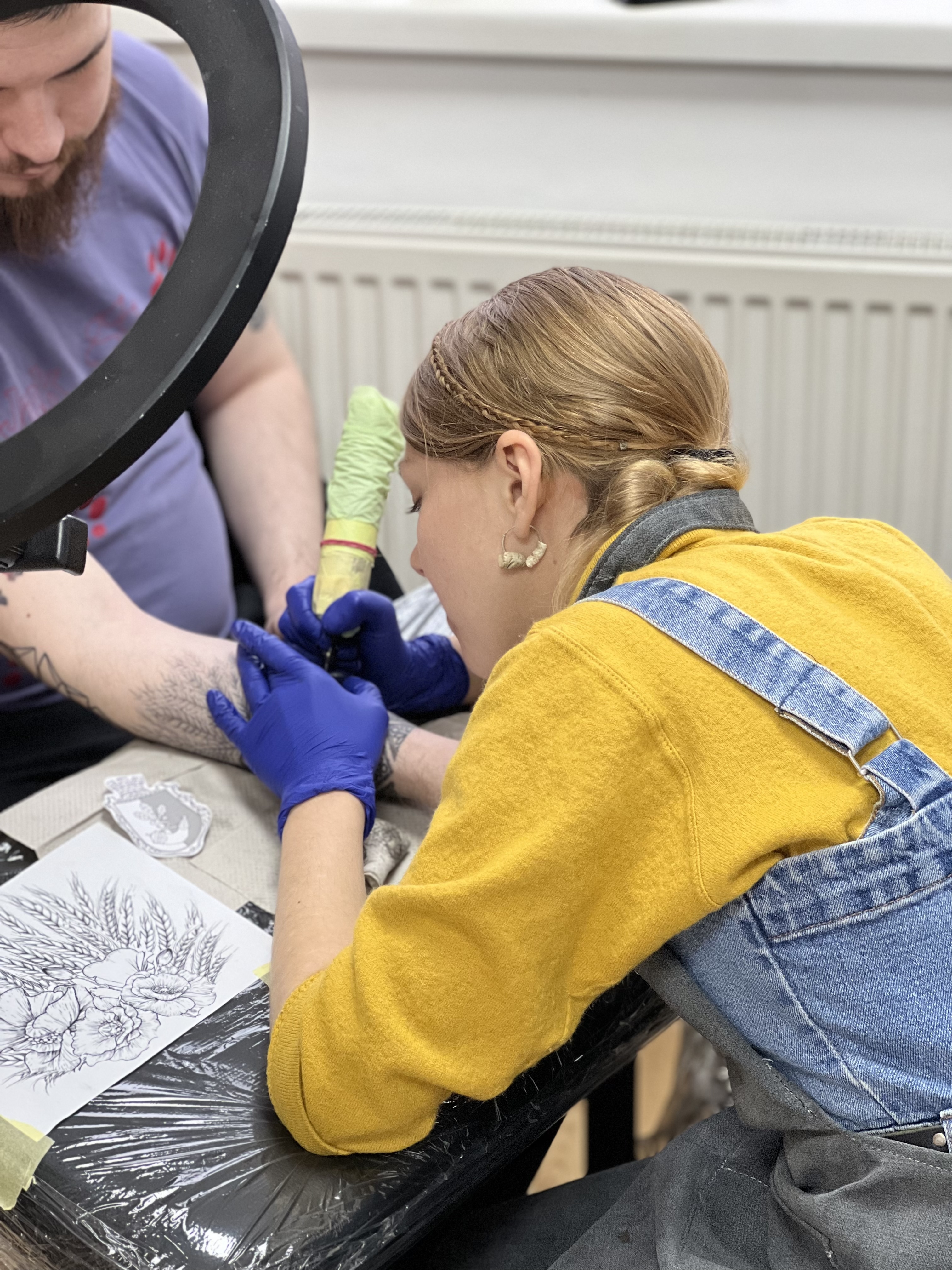 Vita from Sa.li Tattoo working on a client tattoo in the studio